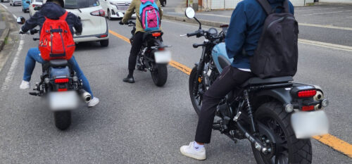隊列を組むバイク(おやじのバイクツーリング)