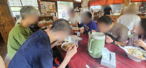 夢中になってアリランラーメンを食べる(おやじのバイクツーリング)